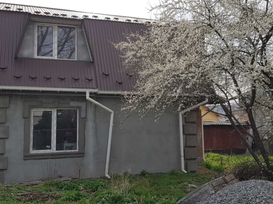 2-поверховий новозбудований будинок в центральній частині міста