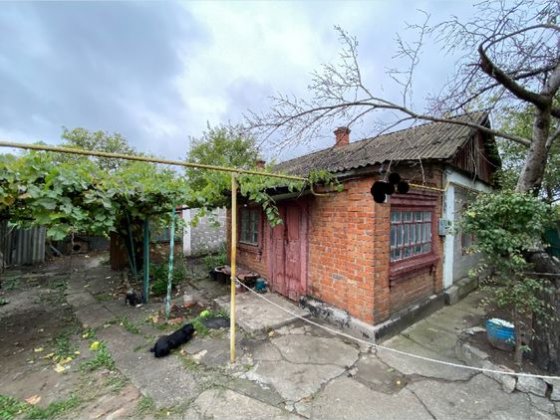 Здоровий будинок неподалік колледжу