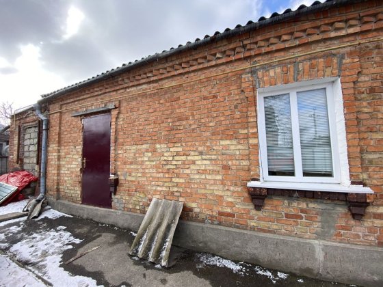 Половину будинку біля автовокзалу