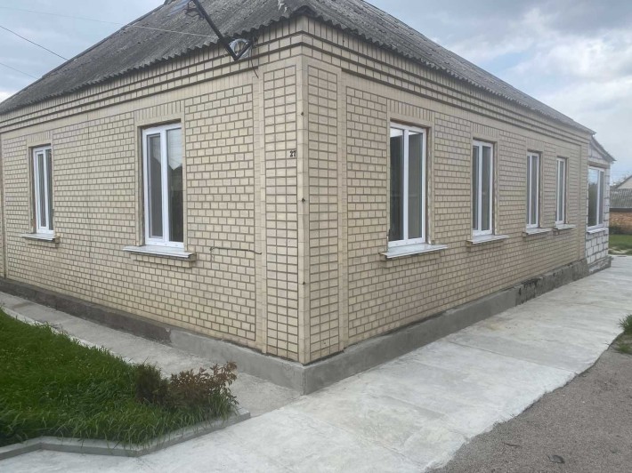 Продаж доглянутого будинку з ремонтом в місті Корсунь-Шевченківський - фото 1