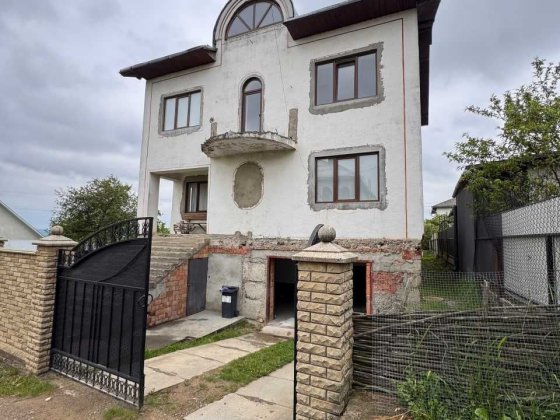 Продається  великий добротний будинок у Сторожинці Сторожинець