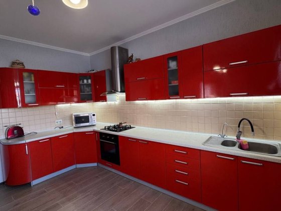 Будинок з ремонтом у Бучі, 211 м², 7,5 сотки, газ, автономність