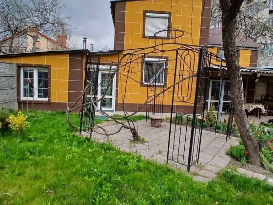 Продпж 2-х поверхового будинку метро Житомирська