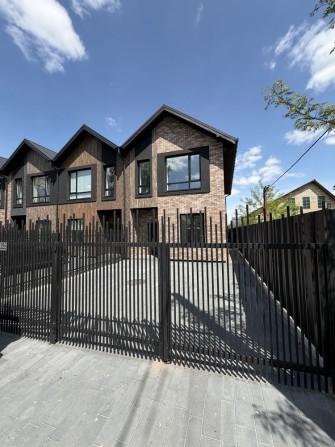 Продаж кутового Таунхаусу з новим ремонтом - фото 1