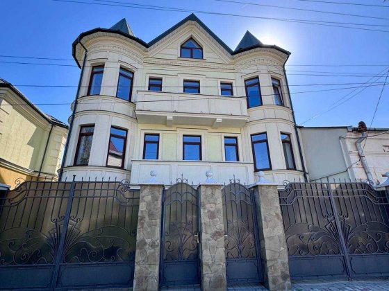 Продам клубний будинок з двома окремими квартирами біля парку Шевченка Івано-Франківськ