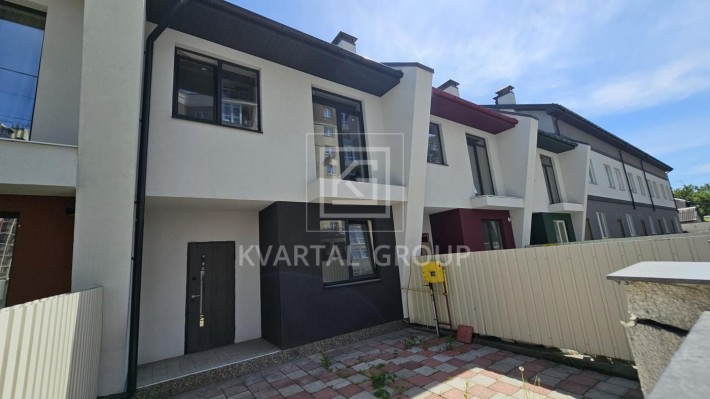 Продаж таунхаусу з центральними комунікаціями та  газом - фото 1