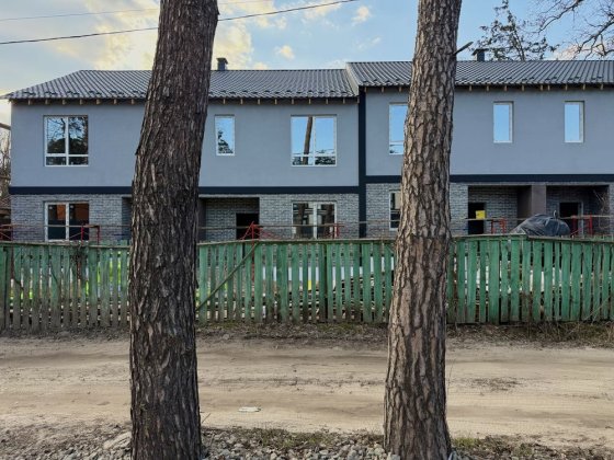 Чудовий таунхаус в лісовій Бучі великий двір , чотири спальні Буча
