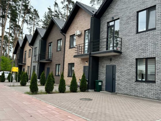 Кутовий таунхаус із чистовим оздобленням у Лісовій Бучі. Закрита територія. Поруч Ліс Буча