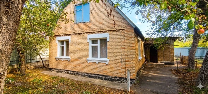 Продам будинок з ділянкою 5 соток. Є газ, центр. вода, єлектрика. - фото 1