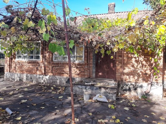 Невеликий але свій Будинок на ближній Карнаватці поруч з зупинкою  Горького(Девятиповерхівка), є газ Кривий Ріг