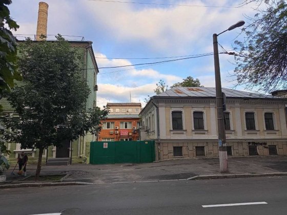 Продаж будинка поділ діловий центр реконструкція готель клініка офіс