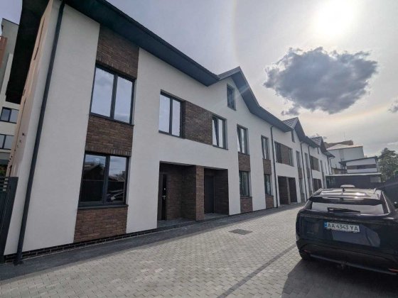 Таунхаус в Ірпіні, хороший дворик, центр Ірпінь