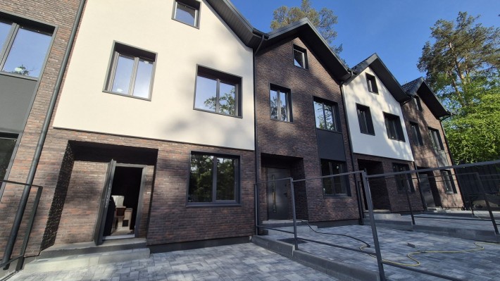 Таунхаус з мансардою та власним двориком | 130 м² корисної площі | Центральні комунікації - фото 1