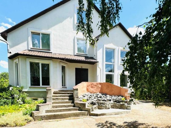 Продам  будинок з великою ділянкою по  вулиці Виноградова . Кривий Ріг