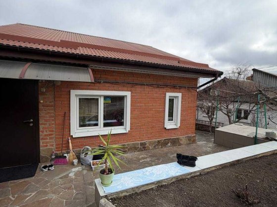 Продаж будинку,  поруч з центром — 10 соток, господарські споруди! 23320