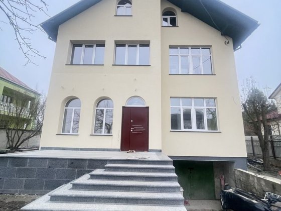 Свіженька пропозиція серед будинків. Ровно