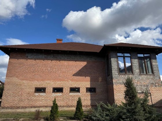 Продаж будинку на Інтернаті, 250 м, введений в експлуатацію. 10соток перший поверх жилий з санвузлом Кривий Ріг