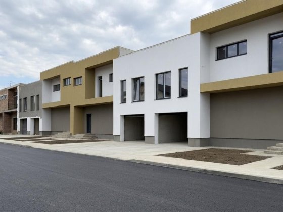 Продаж котеджу з міськими мережами та гаражем!Комісія 0%! Ровно