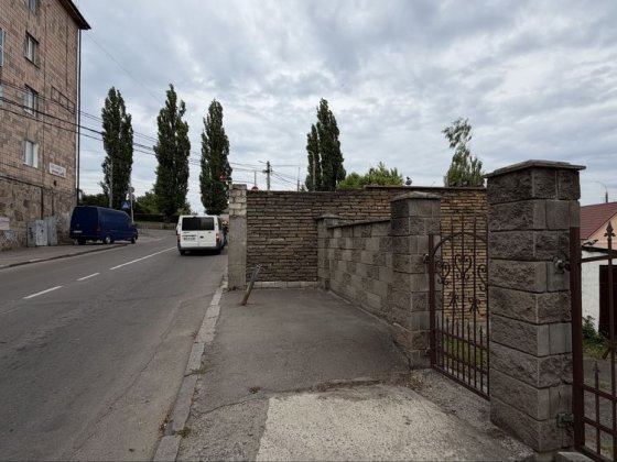 Продаж 1/2 будинку в центрі міста з ділянкою 5 соток, гаражем та всіма комунікаціями Ровно