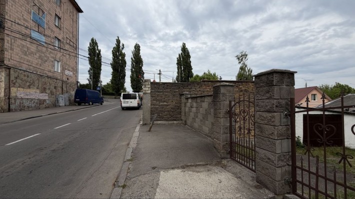 Продаж 1/2 будинку в центрі міста з ділянкою 5 соток, гаражем та всіма комунікаціями - фото 1