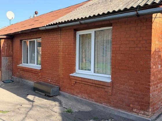 Будинок з усіма комунікаціями та гаражем в центрі міста Хмельницкий