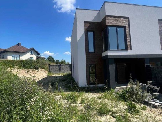 Продаж котеджу в місті з газом, поруч зупинка Ровно