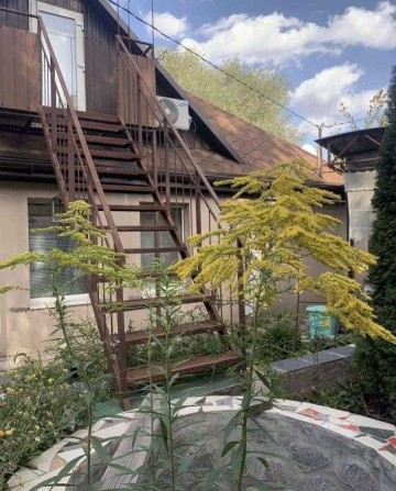 Продам окремий будинок в центральній частині міста! - фото 1