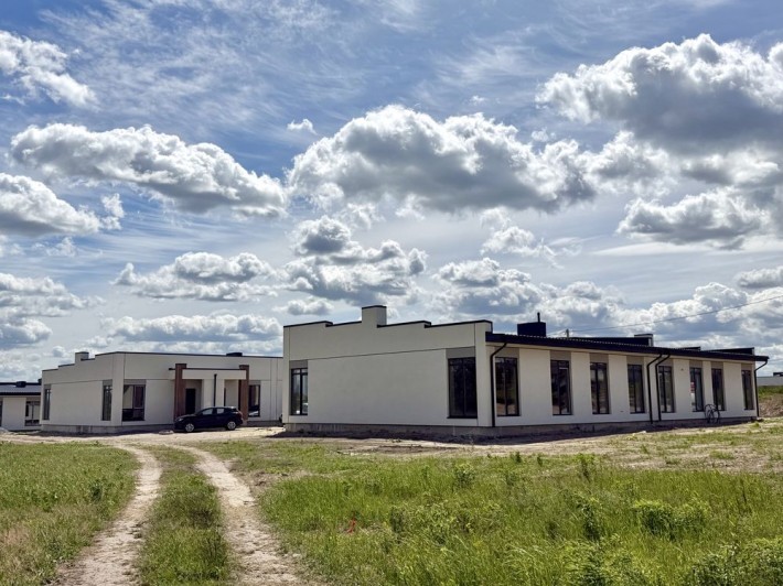 Продаж кутового котеджу з власною ділянкою і газом - фото 1