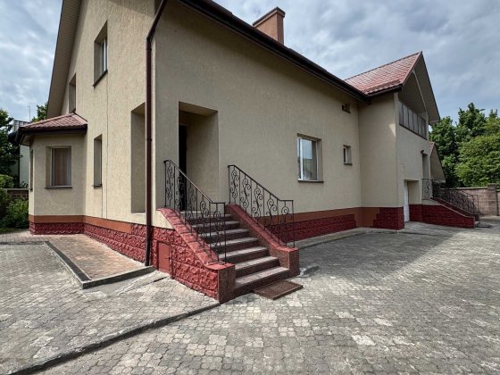 Продаж цегляного будинку на два входи в центральній частині міста. Ровно