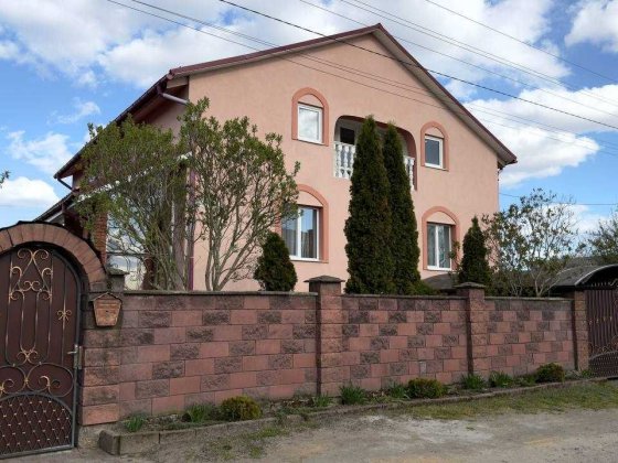 Будинок 10  км від міста Рівне