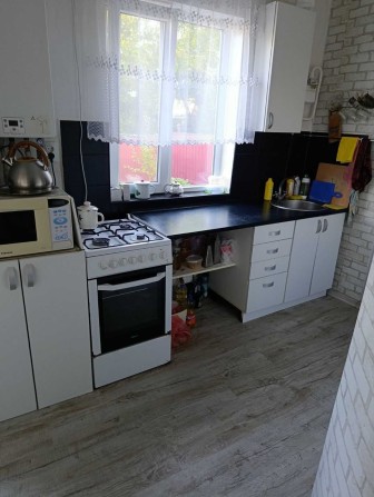 44006 ЧАСТИНА БУДИНКУ З ВЛАСНИМ ДВОРОМ У ГРЕЧАНАХ — 3 КІМНАТИ, ГАЗОВИЙ КОТЕЛ, СЕПТИК, ОКРЕМИЙ САРАЙ  - фото 1
