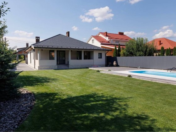 Продаж будинку з басейном в престижному районі 150 м. кв.