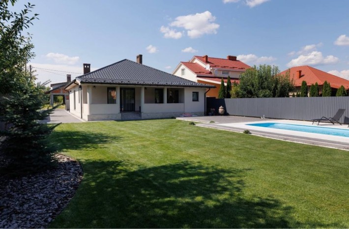 Продаж будинку з басейном в престижному районі 150 м. кв. - фото 1