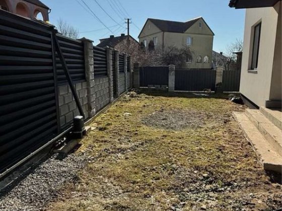 Будинок. Червоні гори. Рівне