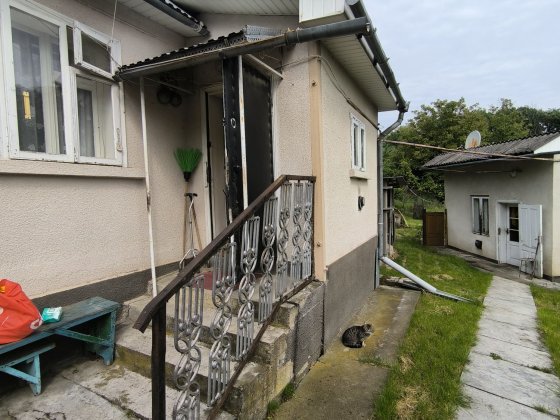 Продається 2 кімнатний будинок в районі вул Руської Чернівці