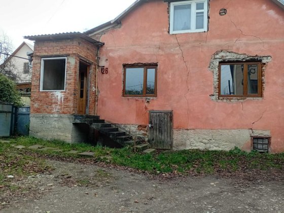 Продам 1/2 частину будинку із ділянкою , гаражем біля Турецького моста Чернівці