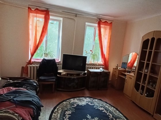 Терміново продається , 1/2 будинку р-н Калинівського базару! Чернівці
