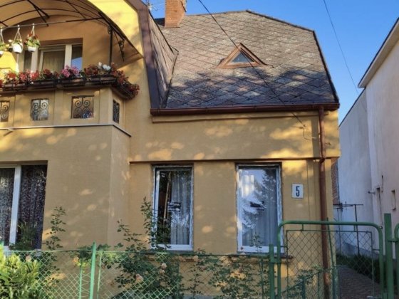 Продаж напівособняка, перший поверх. Вів власника