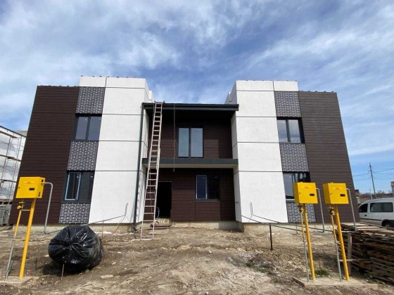 Котедж в районі Екватору з міськими комунікаціями Ровно