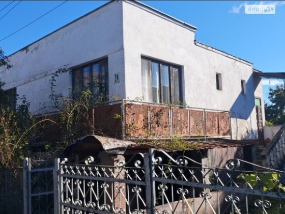 Продам 2 кім з цегли поряд з центром