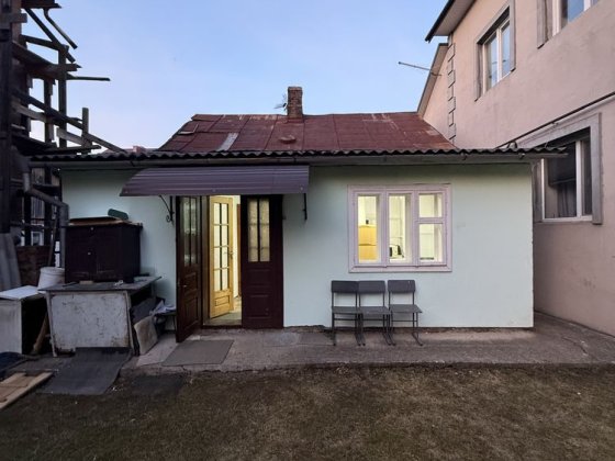 Продається будинок з ділянкою, неподалік центру Чернівці
