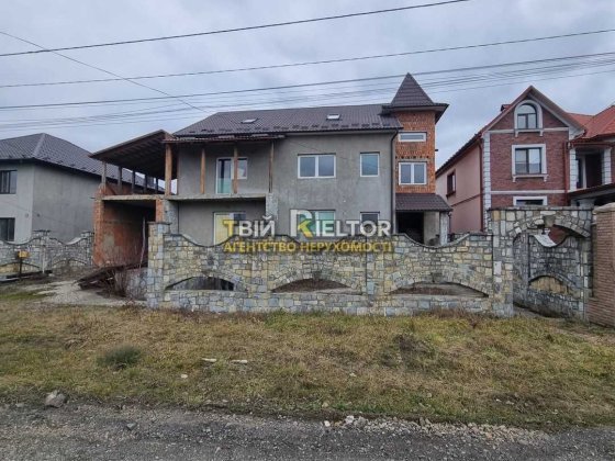 Капітальний маєток 370 кв.м у Чернівцях — поєднання готового затишку та простору для втілення мрій!