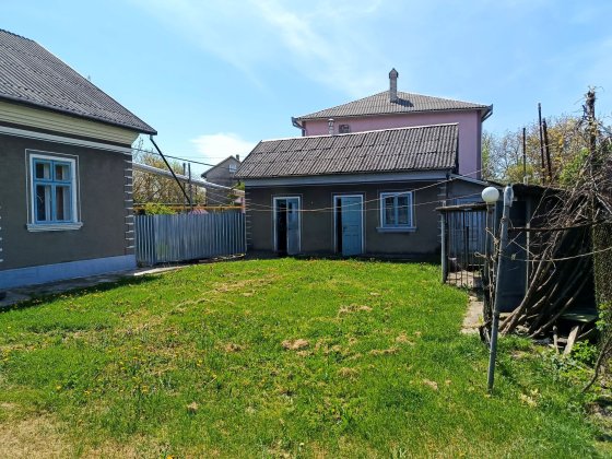 Продаж будинку в Садгорі з земельною ділянкою понад 15 соток Чернівці