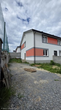 Котедж з мансардою та міськими комунікаціями - фото 1