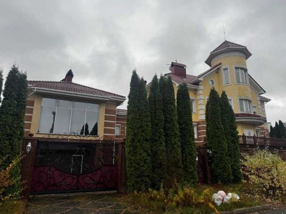 Єлітний будинок площею 832,80 кв.м на земельній ділянці площею 0,0990 Га м. Рівне, вулиця Борового Є Рівне