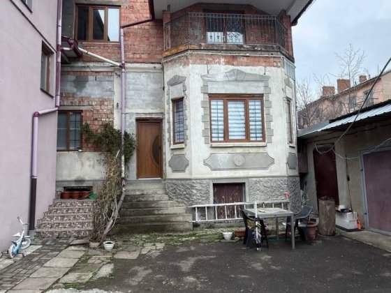 Продаж частини будинку в центрі міста вул.Ольжича Чернівці