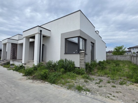 Продаж котеджу з ділянкою Ровно