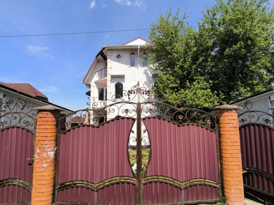 Продається  просторий будинок на Роші Черновцы