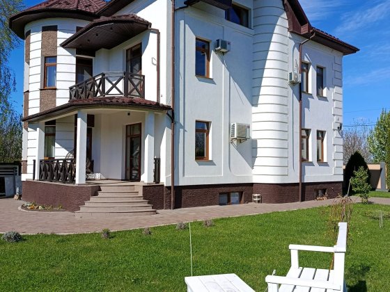 Продаж будинку 350 м2 з доглянутою територією Чернівці