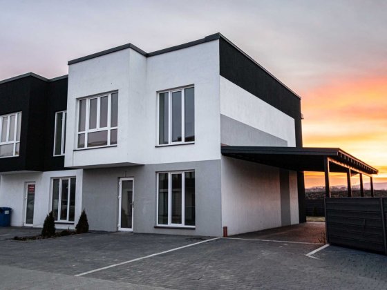 Продається зданий таун хаус 105м² з ремонтом, крайній, двір і парковка Чернівці